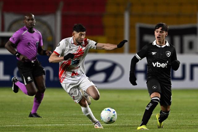 Nacional Potosi's midfielder #18 Pedro Azogue and Botafogo's midfielder #08 Alvaro Montoro fight for the ball during the Copa Libertadores phase two first-leg football match between Bolivia's Nacional Potosi and Brasil's Botafogo at the Victor Agustin Ugarte Stadium in Potosi, Bolivia, on February 18, 2026. (Photo by Aizar RALDES / AFP)