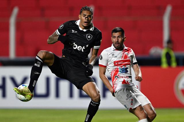 Botafogo's midfielder #28 Newton and Nacional Potosi's defender #21 Oscar Baldomar fight for the ball during the Copa Libertadores phase two first-leg football match between Bolivia's Nacional Potosi and Brasil's Botafogo at the Victor Agustin Ugarte Stadium in Potosi, Bolivia, on February 18, 2026. (Photo by Aizar RALDES / AFP)