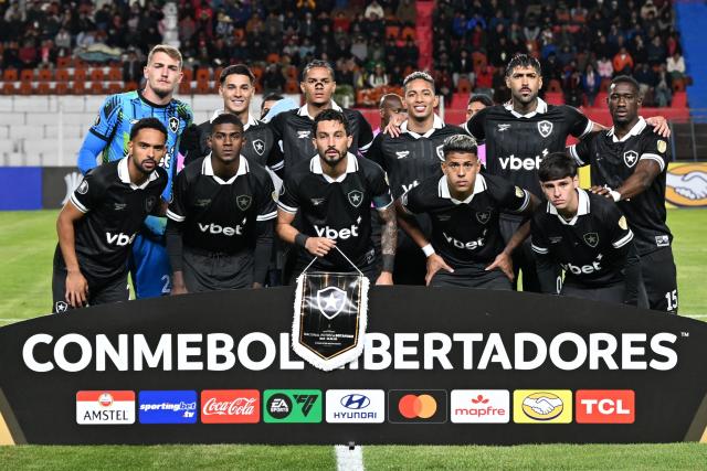 Botafogo's players pose for a team photo ahead of the Copa Libertadores phase two first-leg football match between Bolivia's Nacional Potosi and Brasil's Botafogo at the Victor Agustin Ugarte Stadium in Potosi, Bolivia, on February 18, 2026. (Photo by Aizar RALDES / AFP)
