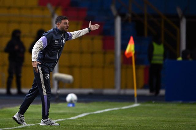 Nacional Potosi's head coach Leonardo Eguez gestures during the Copa Libertadores phase two first-leg football match between Bolivia's Nacional Potosi and Brasil's Botafogo at the Victor Agustin Ugarte Stadium in Potosi, Bolivia, on February 18, 2026. (Photo by Aizar RALDES / AFP)
