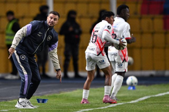 Botafogo's Argentine head coach Martin Anselmi gestures during the Copa Libertadores phase two first-leg football match between Bolivia's Nacional Potosi and Brasil's Botafogo at the Victor Agustin Ugarte Stadium in Potosi, Bolivia, on February 18, 2026. (Photo by Aizar RALDES / AFP)