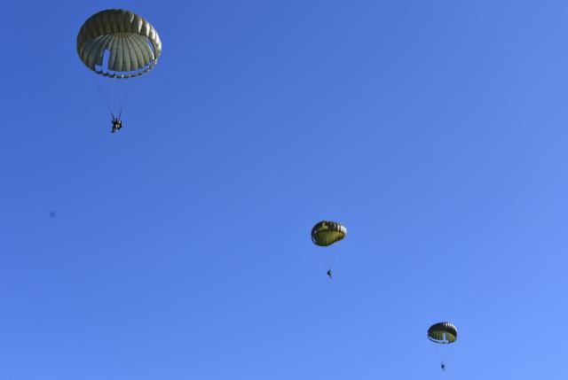 Kyrgyz paratroopers undergo parachute descending drills near the Ala-Too military grounds, some 20km from the capital Bishkek, on February 19, 2026. (Photo by Vyacheslav OSELEDKO / AFP)