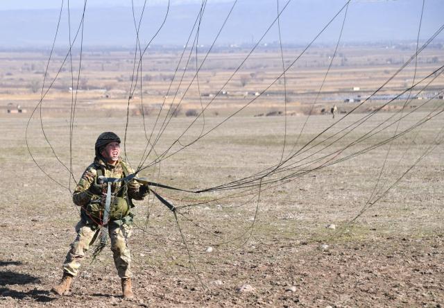 Kyrgyz paratroopers undergo parachute descending drills near the Ala-Too military grounds, some 20km from the capital Bishkek, on February 19, 2026. (Photo by Vyacheslav OSELEDKO / AFP)