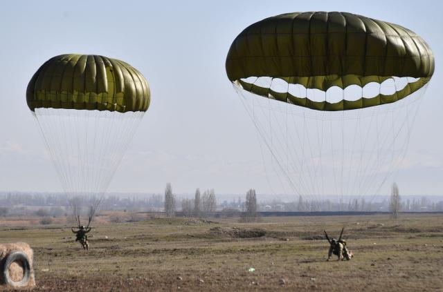 Kyrgyz paratroopers undergo parachute descending drills near the Ala-Too military grounds, some 20km from the capital Bishkek, on February 19, 2026. (Photo by Vyacheslav OSELEDKO / AFP)