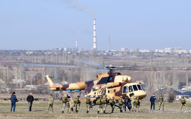 Kyrgyz paratroopers undergo parachute descending drills near the Ala-Too military grounds, some 20km from the capital Bishkek, on February 19, 2026. (Photo by Vyacheslav OSELEDKO / AFP)