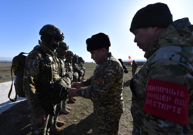Kyrgyz paratroopers undergo parachute descending drills near the Ala-Too military grounds, some 20km from the capital Bishkek, on February 19, 2026. (Photo by Vyacheslav OSELEDKO / AFP)