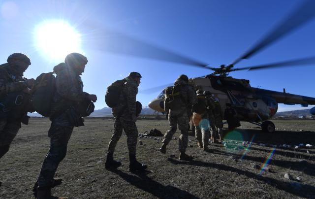 Kyrgyz paratroopers undergo parachute descending drills near the Ala-Too military grounds, some 20km from the capital Bishkek, on February 19, 2026. (Photo by Vyacheslav OSELEDKO / AFP)