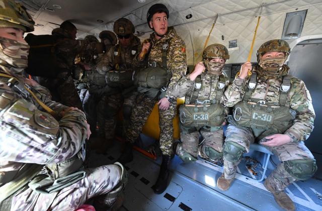 Kyrgyz paratroopers undergo parachute descending drills near the Ala-Too military grounds, some 20km from the capital Bishkek, on February 19, 2026. (Photo by Vyacheslav OSELEDKO / AFP)