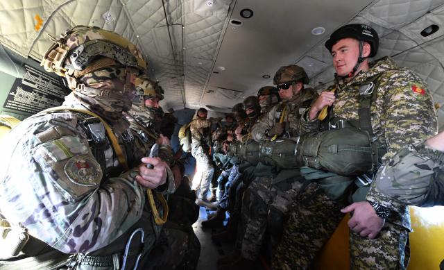 Kyrgyz paratroopers undergo parachute descending drills near the Ala-Too military grounds, some 20km from the capital Bishkek, on February 19, 2026. (Photo by Vyacheslav OSELEDKO / AFP)