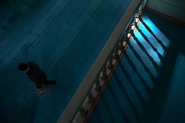 A Muslim devotee arrives to offer prayers on the first day of Islamic holy fasting month of Ramadan at a mosque in Pristina on February 19, 2026. (Photo by Armend NIMANI / AFP)