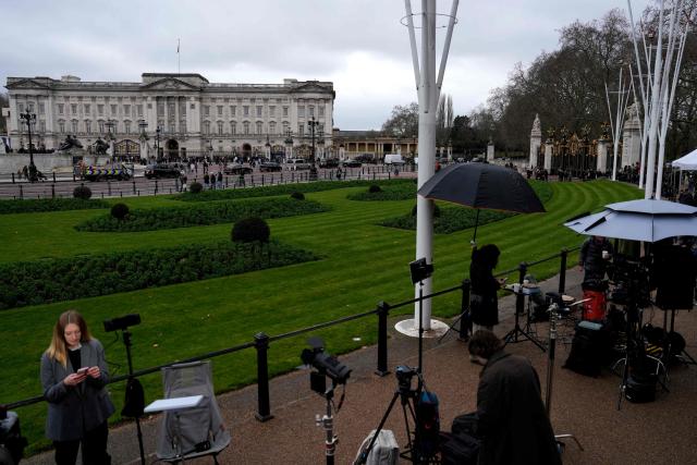 Members of the media gather outside Buckingham Palace in London on February 19, 2026. Britain's former prince Andrew was arrested February 19, 2026 on suspicion of misconduct, with King Charles III saying in a statement "the law must take its course". The arrest follows new revelations last week that appeared to show Andrew sent convicted US sex offender Epstein potentially confidential documents during his time as a UK trade envoy. (Photo by CARLOS JASSO / AFP)