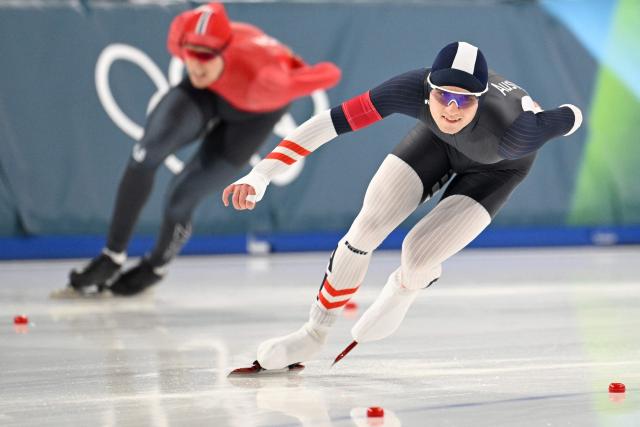 Austria's Alexander Farthofer (R) and Norway's Didrik Eng Strand compete in the speed skating men's 1500m during the Milano Cortina 2026 Winter Olympic Games at Milano Speed Skating Stadium in Milan on February 19, 2026. (Photo by Daniel MUNOZ / AFP)