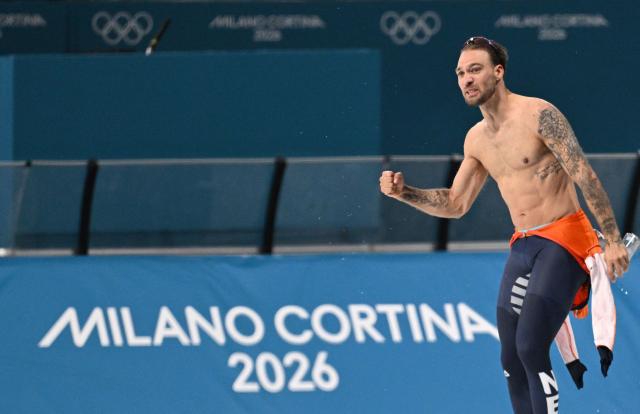 Netherlands' Kjeld Nuis celebrates after winning bronze in the speed skating men's 1500m during the Milano Cortina 2026 Winter Olympic Games at Milano Speed Skating Stadium in Milan on February 19, 2026. (Photo by Daniel MUNOZ / AFP)