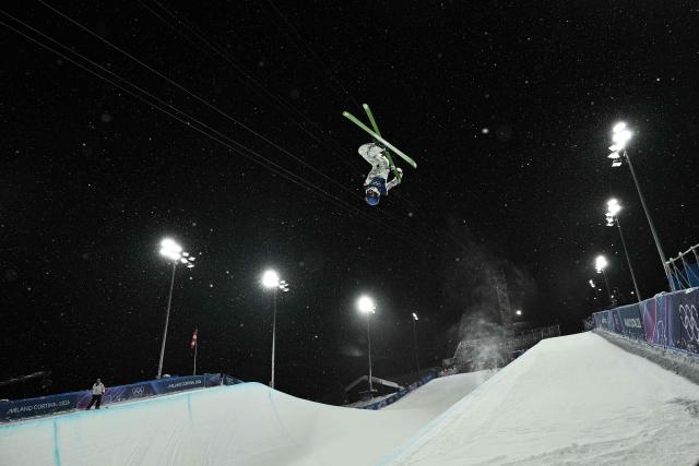 China's Gu Ailing Eileen warms up prior to the freestyle skiing women's freeski halfpipe qualification run 1 during the Milano Cortina 2026 Winter Olympic Games at Livigno Snow Park, in Livigno (Valtellina), on February 19, 2026. (Photo by Jeff PACHOUD / AFP)