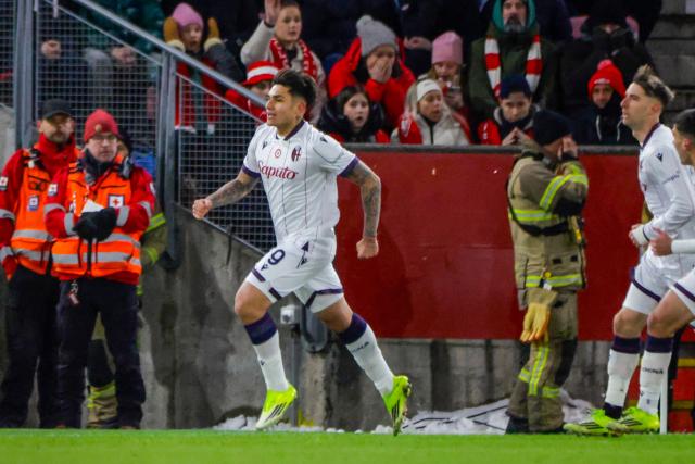 Bologna's Argentine forward #09 Santiago Castro (C) celebrates his 0-1 during the UEFA Europa League knock-out round first leg football match between SK Brann Bergen (NOR) and Bologna (ITA) in Bergen on February 19, 2026. (Photo by Paul S. Amundsen / NTB / AFP) / Norway OUT