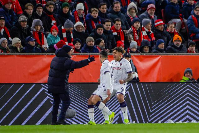 Bologna's Argentine forward #09 Santiago Castro (R) celebrates his 0-1 during the UEFA Europa League knock-out round first leg football match between SK Brann Bergen (NOR) and Bologna (ITA) in Bergen on February 19, 2026. (Photo by Paul S. Amundsen / NTB / AFP) / Norway OUT