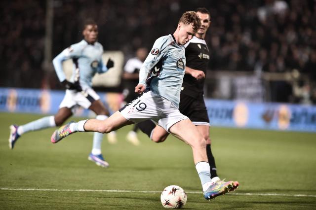 Celta Vigo's Swedish forward #19 Williot Swedberg kicks the ball during the UEFA Europa League - knockout round play-off first leg - football match between PAOK FC and RC Celta de Vigo at the Toumba stadium in Thessaloniki on February 19, 2026. (Photo by Sakis Mitrolidis / AFP)