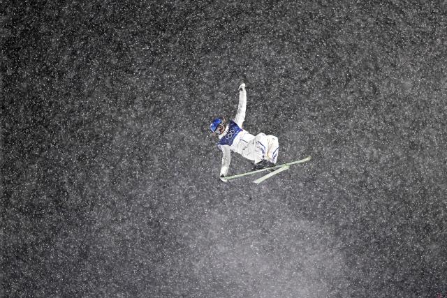 China's Gu Ailing Eileen warms up prior to the freestyle skiing women's freeski halfpipe qualification run 1 during the Milano Cortina 2026 Winter Olympic Games at Livigno Snow Park, in Livigno (Valtellina), on February 19, 2026. (Photo by Kirill KUDRYAVTSEV / AFP)
