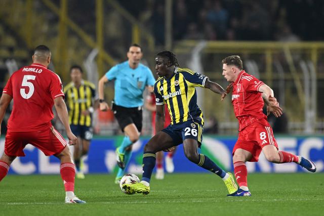 Fenerbahce's Guinean forward #26 Sidiki Cherif (C) and Nottingham Forest's English midfielder #08 Elliot Anderson (R) fight for the ball during the UEFA Europa League - knockout round play-off first leg - football match between Fenerbahce SK and Nottingham Forest FC at the Sukru Saracoglu Stadium in Istanbul on February 19, 2026. (Photo by Ozan KOSE / AFP)