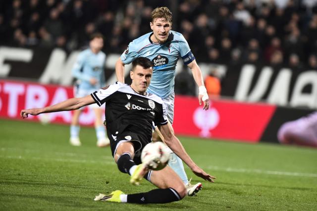 PAOK's Sweden forward #19 Alexander Jeremejeff (L) scores his team's first goal during the UEFA Europa League - knockout round play-off first leg - football match between PAOK FC and RC Celta de Vigo at the Toumba stadium in Thessaloniki on February 19, 2026. (Photo by Sakis Mitrolidis / AFP)