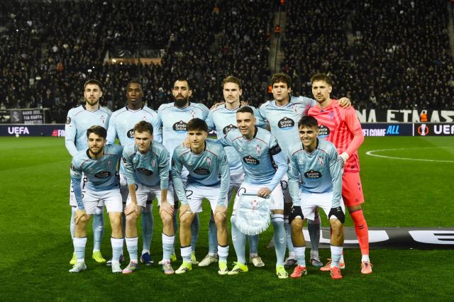 Celta Vigo's players pose for a pre-game team photo ahead of kick-off in the UEFA Europa League - knockout round play-off first leg - football match between PAOK FC and RC Celta de Vigo at the Toumba stadium in Thessaloniki on February 19, 2026. (Photo by SAKIS MITROLIDIS / AFP)