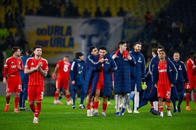 Nottingham Forest's players celebrate their victory at the end of the UEFA Europa League - knockout round play-off first leg - football match between Fenerbahce SK and Nottingham Forest FC at the Sukru Saracoglu Stadium in Istanbul on February 19, 2026. (Photo by Yasin AKGUL / AFP)