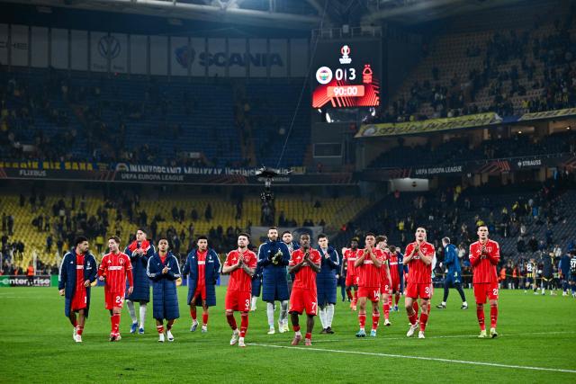 Nottingham Forest's players acknowledge their fans at the end of the UEFA Europa League - knockout round play-off first leg - football match between Fenerbahce SK and Nottingham Forest FC at the Sukru Saracoglu Stadium in Istanbul on February 19, 2026. (Photo by Yasin AKGUL / AFP)