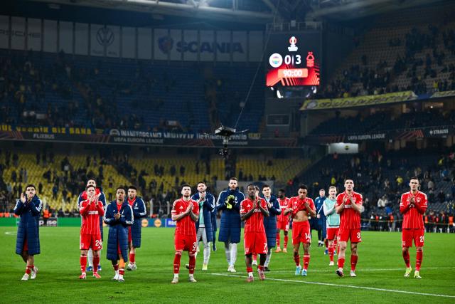 Nottingham Forest's players acknowledge their fans at the end of the UEFA Europa League - knockout round play-off first leg - football match between Fenerbahce SK and Nottingham Forest FC at the Sukru Saracoglu Stadium in Istanbul on February 19, 2026. (Photo by Yasin AKGUL / AFP)