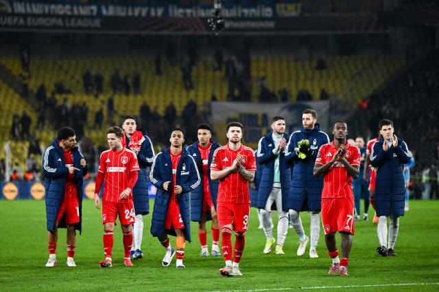Nottingham Forest's Welsh defender #03 Neco Williams (C) and Nottingham Forest's English forward #07 Callum Hudson-Odoi (2R) lead teammates as they acknowledge their fans at the end of the UEFA Europa League - knockout round play-off first leg - football match between Fenerbahce SK and Nottingham Forest FC at the Sukru Saracoglu Stadium in Istanbul on February 19, 2026. (Photo by Yasin AKGUL / AFP)