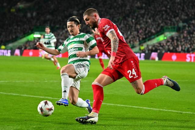 Celtic's Japanese striker #38 Daizen Maeda (L) vies with Stuttgart's German defender #24 Jeff Chabot (R) during the UEFA Europa League knockout round playoff, 1st leg football match between Celtic and Stuttgart at Celtic Park in Glasgow on February 19, 2026. (Photo by ANDY BUCHANAN / AFP)
