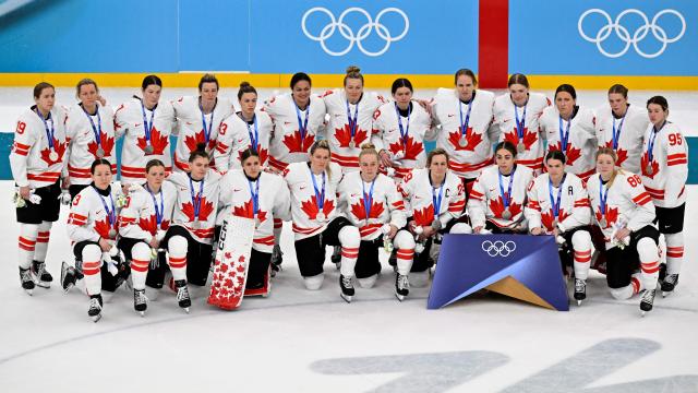 Canada's players pose with their silver medals after the women's ice hockey at the Milano Santagiulia Ice Hockey Arena during the Milano Cortina 2026 Winter Olympic Games in Milan, on February 19, 2026. (Photo by Alexander NEMENOV / AFP)