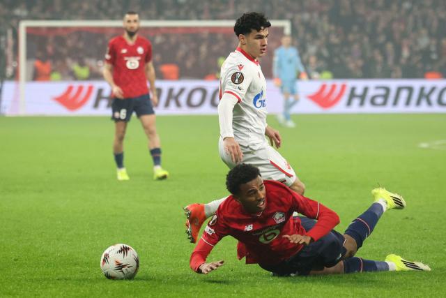 Lille's French forward #20 Noah Edjouma (R) fights for the ball with Crvena Zvezda Beograd's Serbian defender #71 Adem Avdic C) during the UEFA Europa League - knockout round play-off first leg - football match between LOSC Lille and FK Crvena Zvezda Beograd (Red Star Belgrade) at the Pierre Mauroy Stadium in Villeneuve d'Ascq, northern France, on February 19, 2026. (Photo by Francois LO PRESTI / AFP)