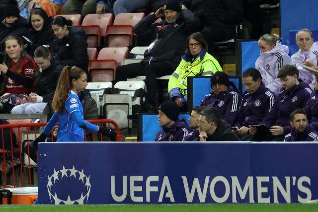 Atletico's Spanish defender #05 Xènia Pérez leaves the game haing been sent off during the UEFA Women's Champions League, knockout round playoff, 2nd leg football match between Manchester United and Atletico Madrid at the Progress With Unity Stadium in Leigh, western Manchester, on February 19, 2026. (Photo by Darren Staples / AFP)