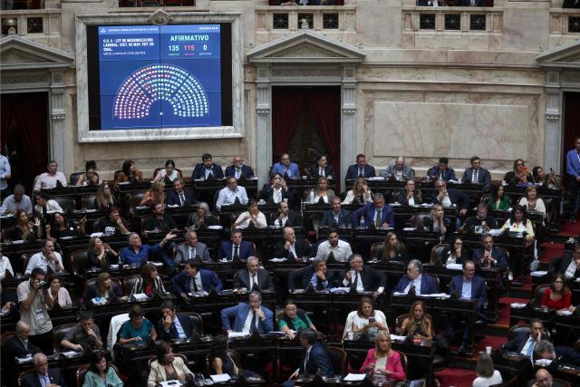 TOPSHOT - A screen shows the vote of the Argentine deputies during a session to debate labor law reforms at the National Congress in Buenos Aires, early on February 20, 2026. The Argentine Chamber of Deputies approved the labor reform promoted by Javier Milei's government shortly after midnight on February 19 to 20, 2026, in an important but not definitive step toward its enactment, following a day of general strikes that slowed the country down. (Photo by Tomas CUESTA / AFP)