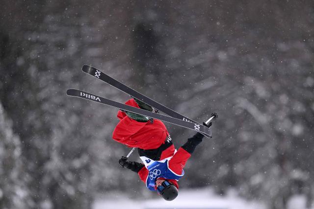 Canada's Andrew Longino warms up before the freestyle skiing men's freeski halfpipe qualification run 1 during the Milano Cortina 2026 Winter Olympic Games at Livigno Snow Park, in Livigno (Valtellina), on February 20, 2026. (Photo by Kirill KUDRYAVTSEV / AFP)