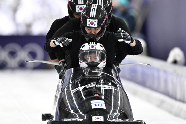 Team South-Korea including pilot South Korea's Suk Youngjin (Bottom C) take part in the bobsleigh men's 4-man training session at Cortina Sliding Centre during the Milano Cortina 2026 Winter Olympic Games in Cortina d'Ampezzo on February 20, 2026. (Photo by Tiziana FABI / AFP)