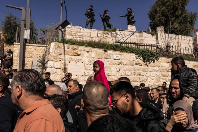 Israeli borderguards stand above Muslim worshippers queueing to enter the Aqsa mosque before the first Friday noon prayers of the holy month of Ramadan in the old city of Jerusalem on February 20, 2026. (Photo by JOHN WESSELS / AFP)