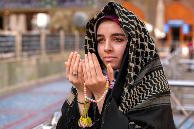 A Muslim worshipper prays in Iraq's central holy city of Najaf on February 19, 2026 during the Muslim fasting month of Ramadan. (Photo by Qassem al-KAABI / AFP)