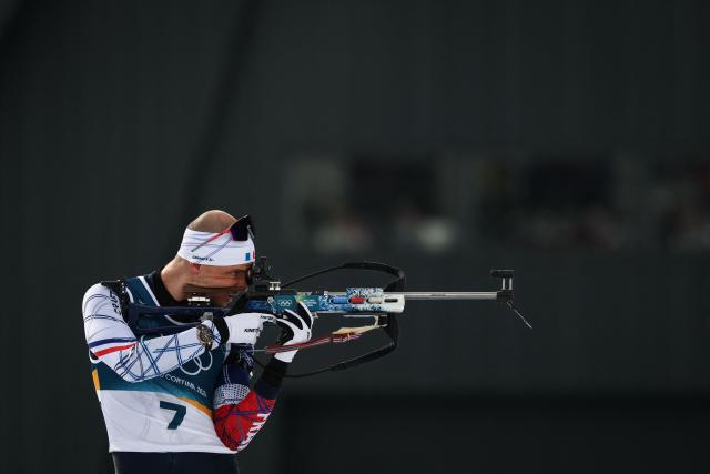 France's Emilien Jacquelin carries warms up in the shooting range ahead of the men's biathlon 15km mass start event during the Milano Cortina 2026 Winter Olympic Games at the Anterselva Biathlon Arena (Sudtirol Arena) in Anterselva (Val Pusteria) on February 20, 2026. (Photo by FRANCK FIFE / AFP)