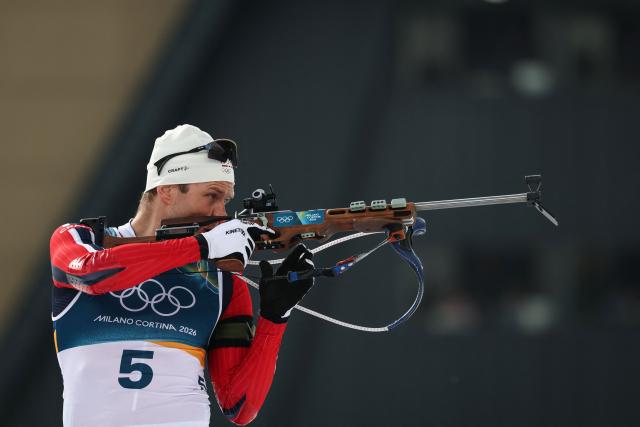 Norway's Vetle Sjaastad Christiansen warms up in the shooting range ahead of the men's biathlon 15km mass start event during the Milano Cortina 2026 Winter Olympic Games at the Anterselva Biathlon Arena (Sudtirol Arena) in Anterselva (Val Pusteria) on February 20, 2026. (Photo by FRANCK FIFE / AFP)