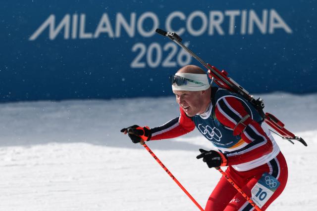 Norway's Johannes Dale-Skjevdal arrives to compete at the shooting range during the men's biathlon 15km mass start event during the Milano Cortina 2026 Winter Olympic Games at the Anterselva Biathlon Arena (Sudtirol Arena) in Anterselva (Val Pusteria) on February 20, 2026. (Photo by FRANCK FIFE / AFP)