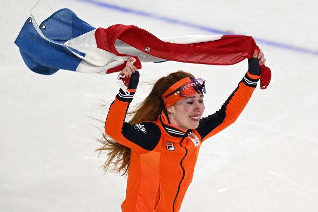 Gold medallist Netherland's Antoinette Rijpma-de Jong celebrates with a flag of the Netherlands after the speed skating women's 1500m during the Milano Cortina 2026 Winter Olympic Games at Milano Speed Skating Stadium in Milan on February 20, 2026. (Photo by Daniel MUNOZ / AFP)