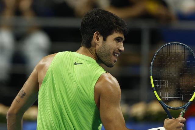 Spain's Carlos Alcaraz reacts during their men’s singles semi-final match against Russia's Andrey Rublev at the Qatar Open tennis tournament in Doha on February 20, 2026. (Photo by Karim JAAFAR / AFP)