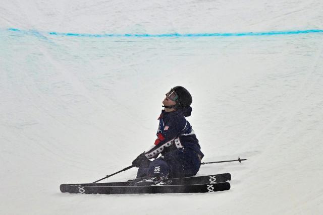 USA's Hunter Hess reacts after falling while competing in the freestyle skiing men's freeski halfpipe final run 1 during the Milano Cortina 2026 Winter Olympic Games at Livigno Snow Park, in Livigno (Valtellina), on February 20, 2026. (Photo by Jeff PACHOUD / AFP)