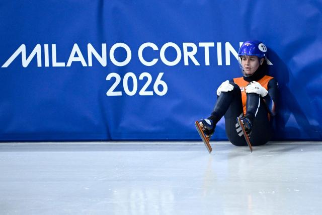 Netherlands' Michelle Velzeboer reacts after falling in the short track speed skating women's 1500m quarter-final during the Milano Cortina 2026 Winter Olympic Games at Milano Ice Skating Arena in Milan on February 20, 2026. (Photo by WANG Zhao / AFP)