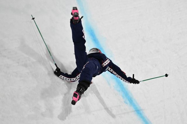 USA's Nick Goepper falls while competing in the freestyle skiing men's freeski halfpipe final run 3 during the Milano Cortina 2026 Winter Olympic Games at Livigno Snow Park, in Livigno (Valtellina), on February 20, 2026. (Photo by Jeff PACHOUD / AFP)