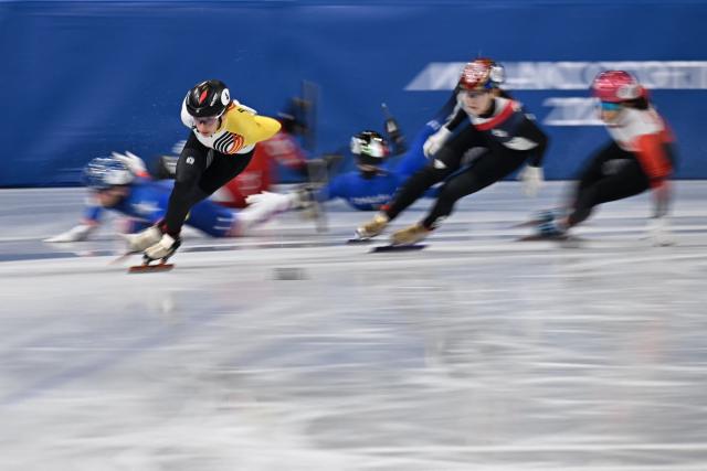 USA's Kristen Santos-Griswold, Italy's Arianna Fontana and Poland's Kamila Sellier crash behind Belgium's Hanne Desmet as they compete in the short track speed skating women's 1500m quarter-final during the Milano Cortina 2026 Winter Olympic Games at Milano Ice Skating Arena in Milan on February 20, 2026. (Photo by Gabriel BOUYS / AFP)