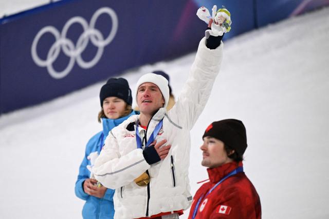 (From L) Silver medallist Estonia's Henry Sildaru, gold medallist USA's Alex Ferreira and bronze medallist Canada's Brendan Mackay pose on the podium after the freestyle skiing men's freeski halfpipe final during the Milano Cortina 2026 Winter Olympic Games at Livigno Snow Park, in Livigno (Valtellina), on February 20, 2026. (Photo by Kirill KUDRYAVTSEV / AFP)
