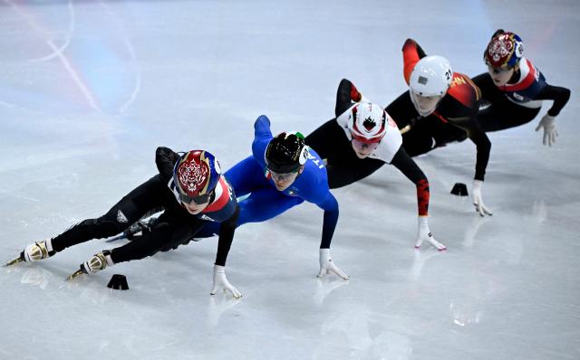 (L-R) South Korea's Kim Gil-li, Italy's Arianna Fontana, Canada's Kim Boutin, China's Zhang Chutong and South Korea's Noh Do-hee compete in the short track speed skating women's 1500m semi-final during the Milano Cortina 2026 Winter Olympic Games at Milano Ice Skating Arena in Milan on February 20, 2026. (Photo by WANG Zhao / AFP)