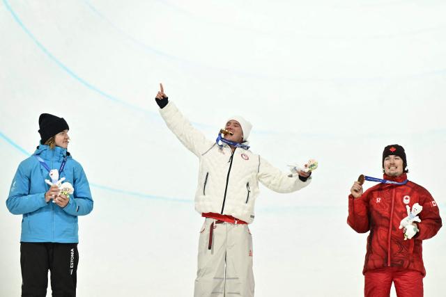 (From L) Silver medallist Estonia's Henry Sildaru, gold medallist USA's Alex Ferreira and bronze medallist Canada's Brendan Mackay pose on the podium after the freestyle skiing men's freeski halfpipe final during the Milano Cortina 2026 Winter Olympic Games at Livigno Snow Park, in Livigno (Valtellina), on February 20, 2026. (Photo by Jeff PACHOUD / AFP)